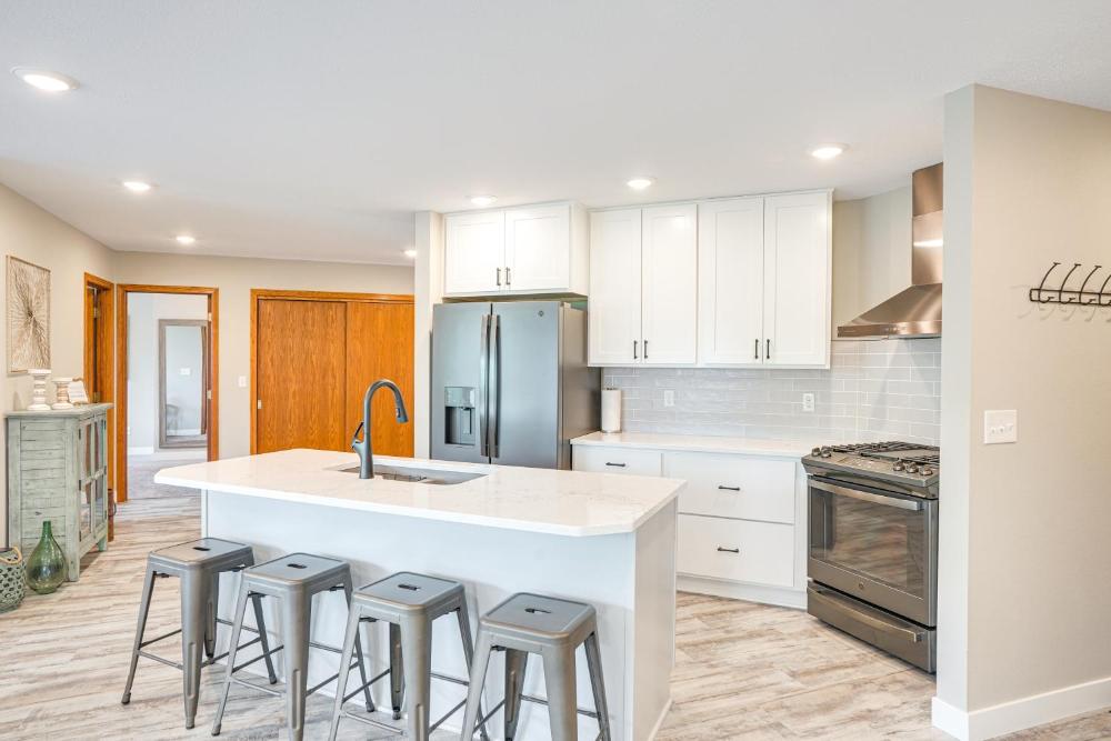 Family-Friendly Lakeview Cottage with Deck and View